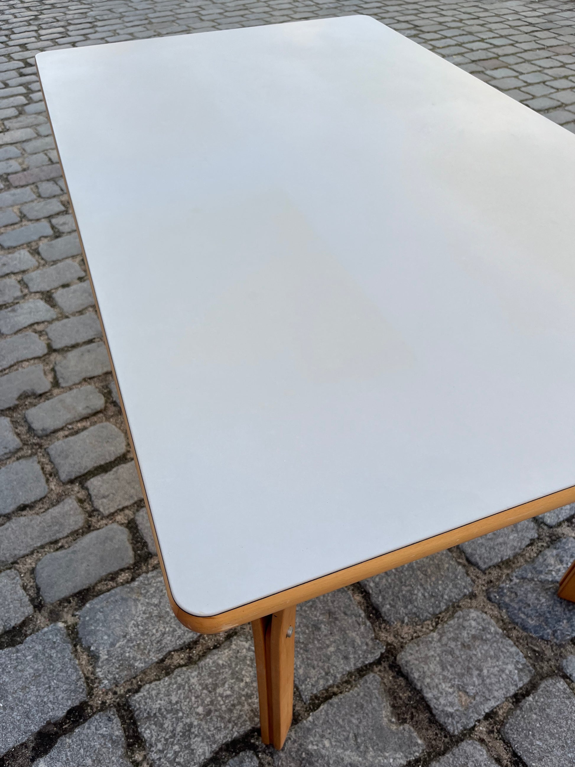 Esstisch mit Linoleum-Platte hellgrau Buche