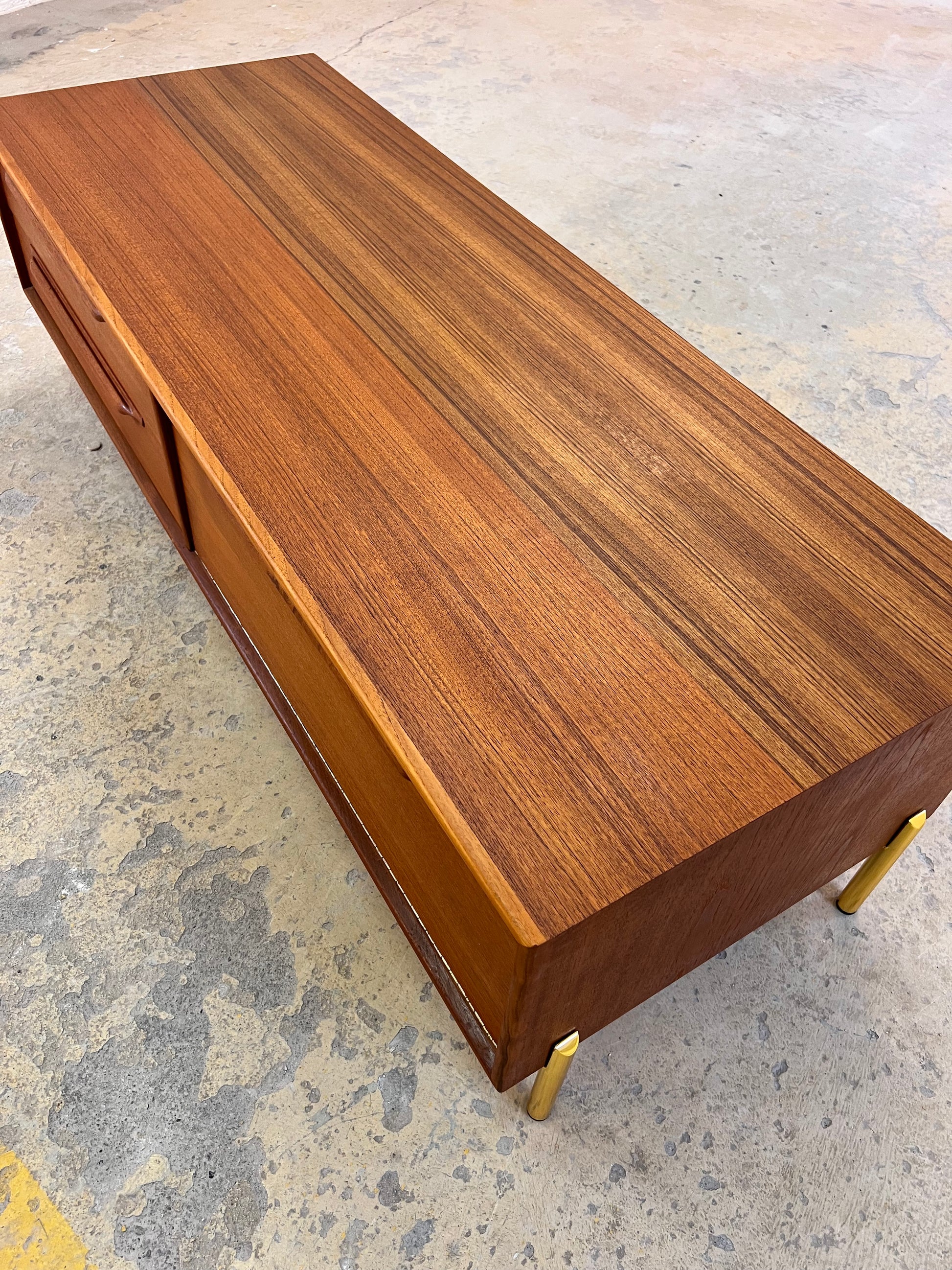 Lowboard Teak mit neuen Metallbeinen von rt Möbel