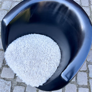 Cocktailsessel Kunstleder mit beigem Fellkissen