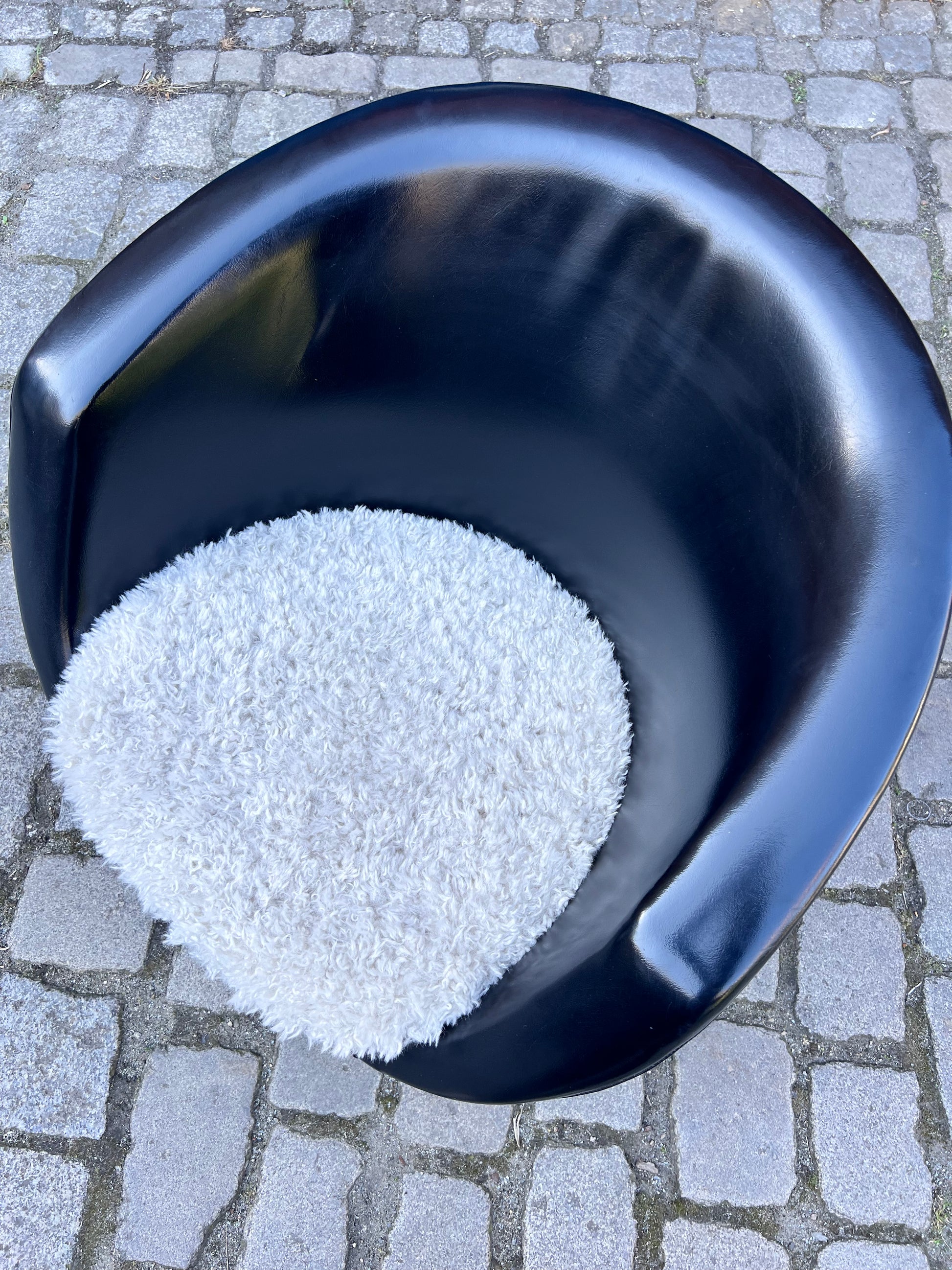 Cocktailsessel Kunstleder mit beigem Fellkissen