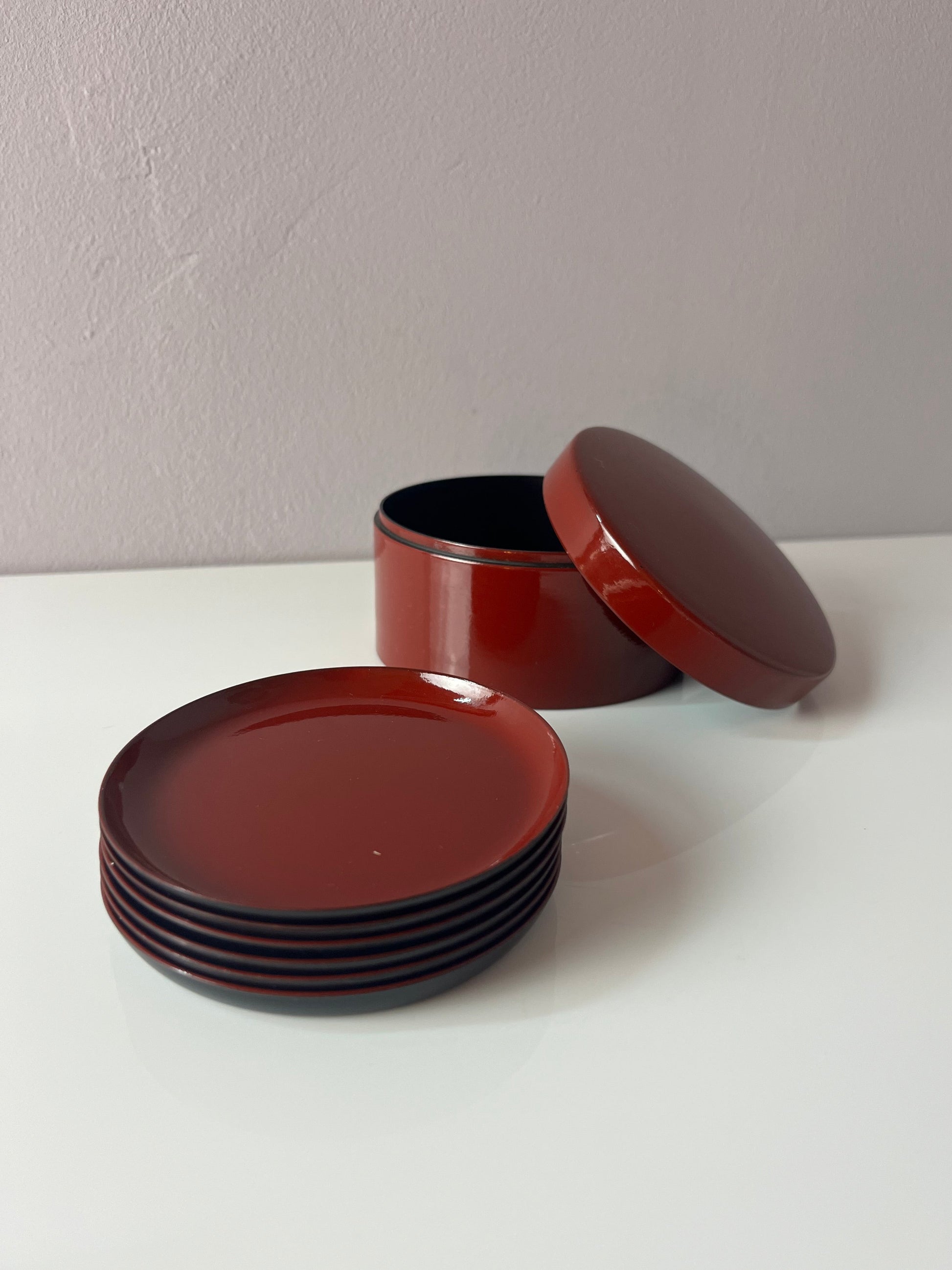 Set: 6x Untersetzer weinrot in Dose von Laurids Lønborg