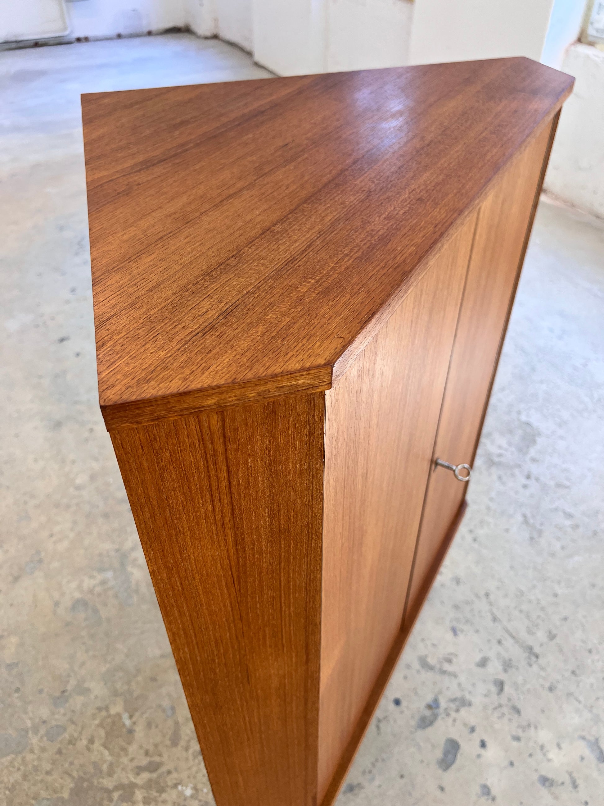 Eckschrank Teak mit Schloss aus Dänemark