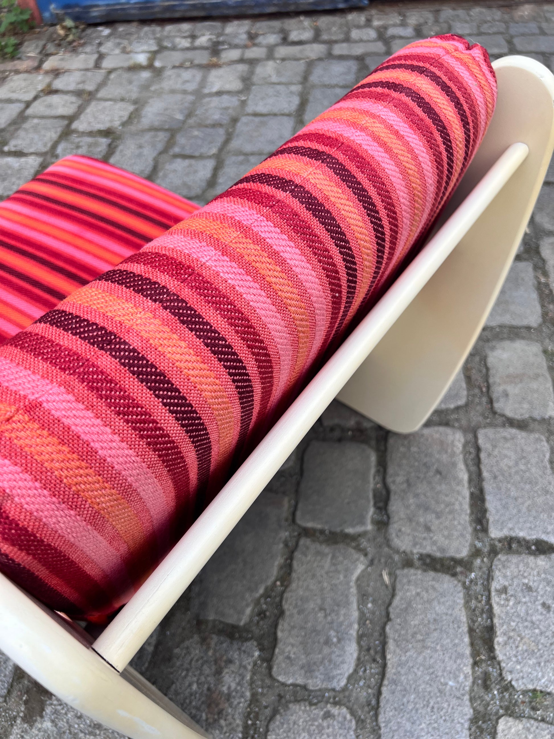 Sessel 70er pink gestreift