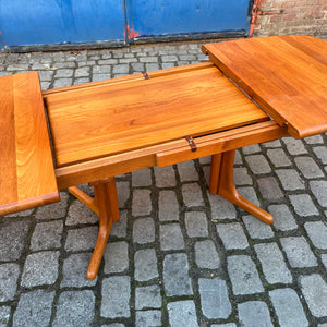 Ausziehbarer Esstisch Teak mit integriertem Fach für Platten