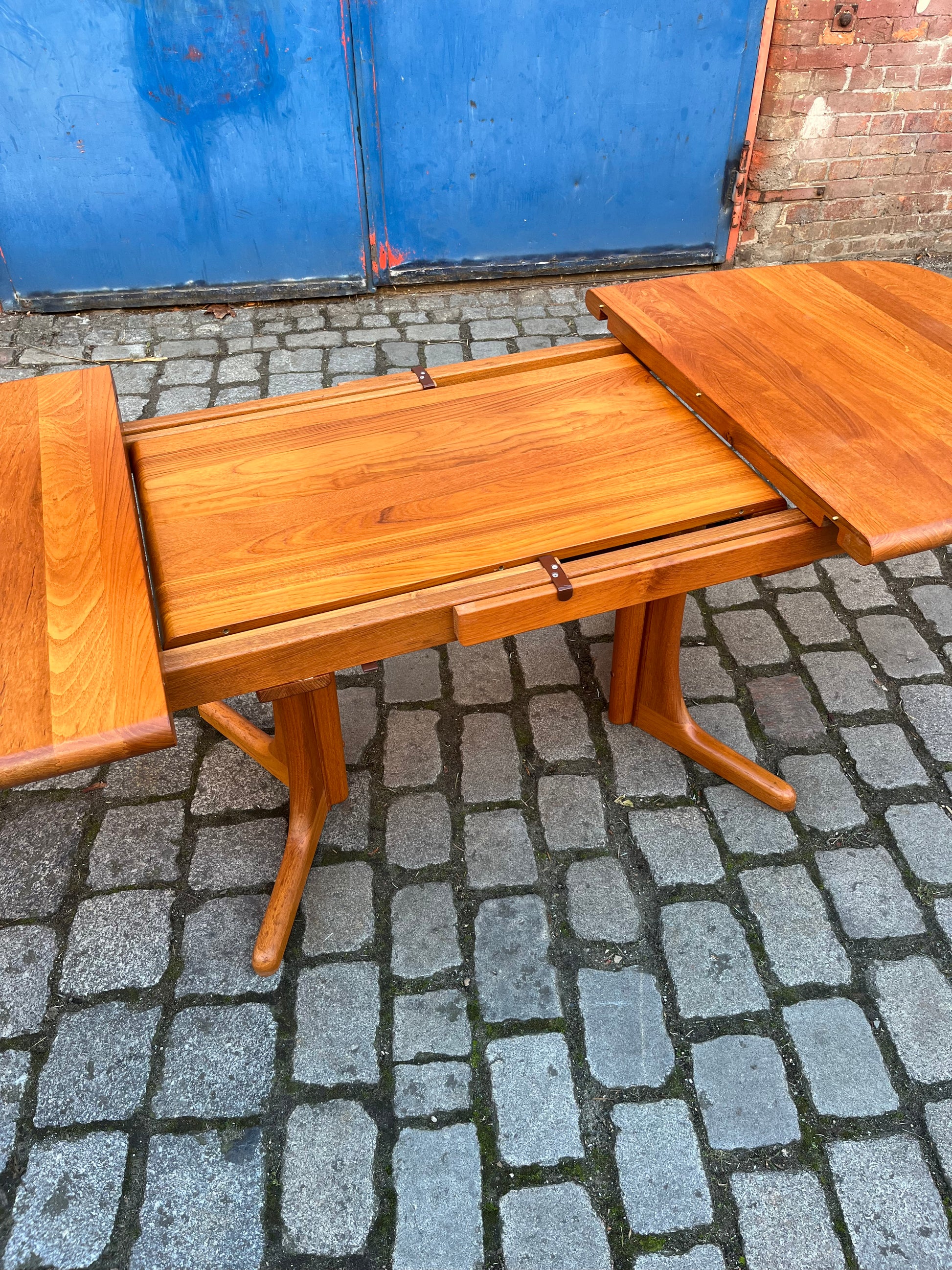 Ausziehbarer Esstisch Teak mit integriertem Fach für Platten