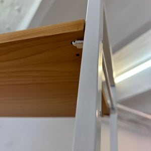 Regal mit weißem Metallgestell