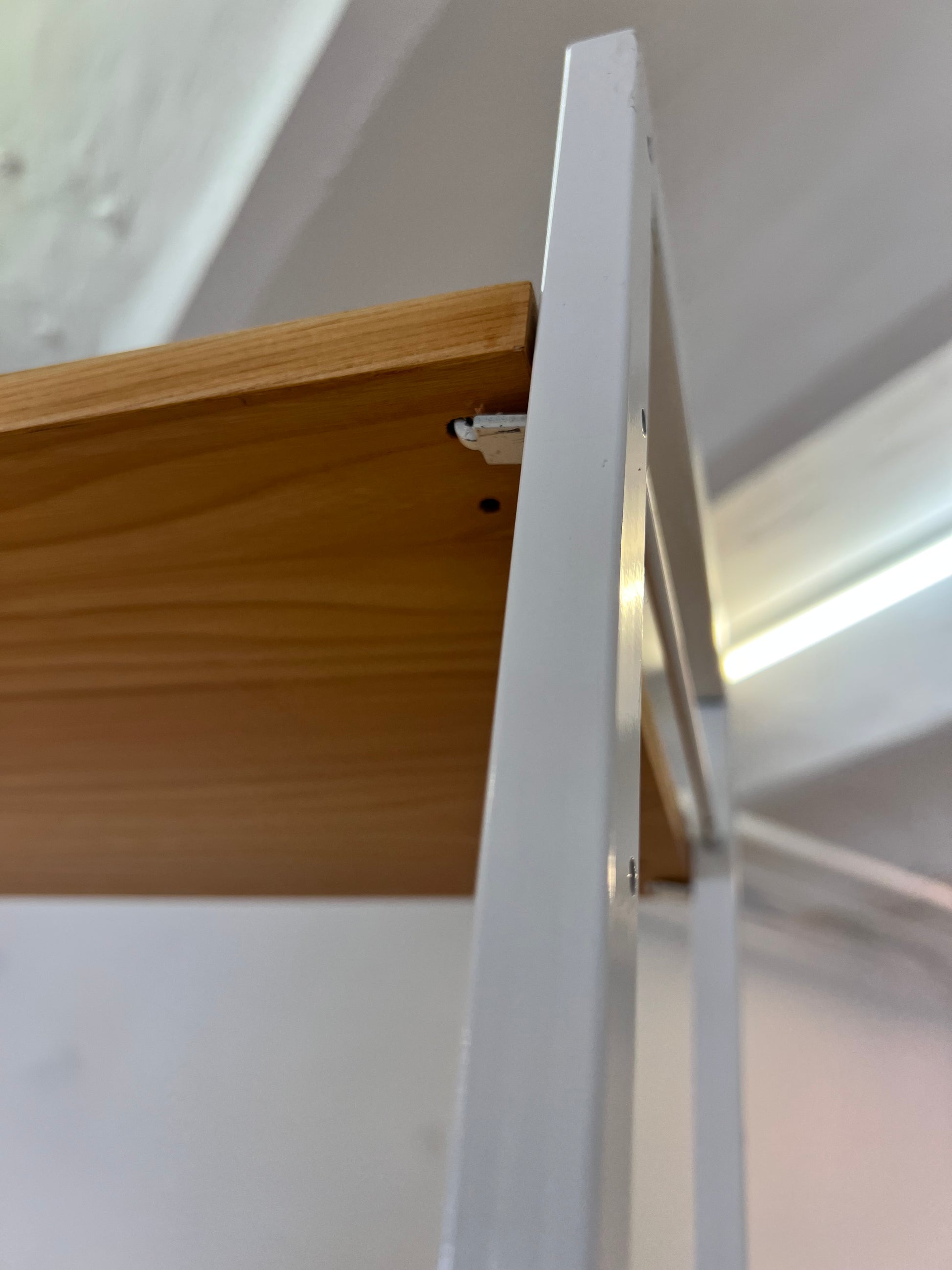 Regal mit weißem Metallgestell