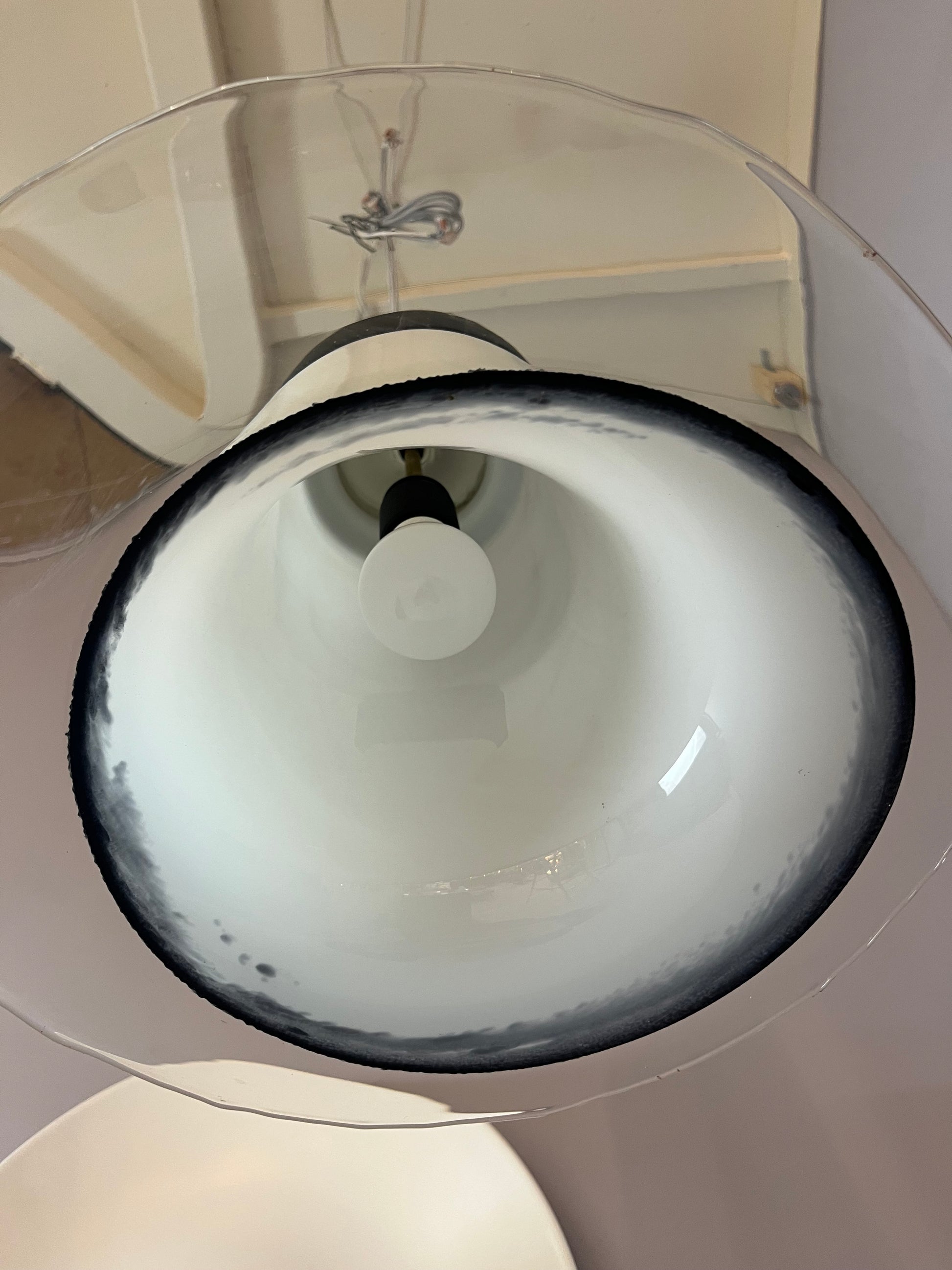 Trompetenlampe schwarz weiß Glas von Peill & Putzler