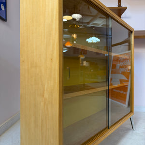 Vitrine Esche mit gelber Rückwand & neuen Chromfüßen von Hellerau