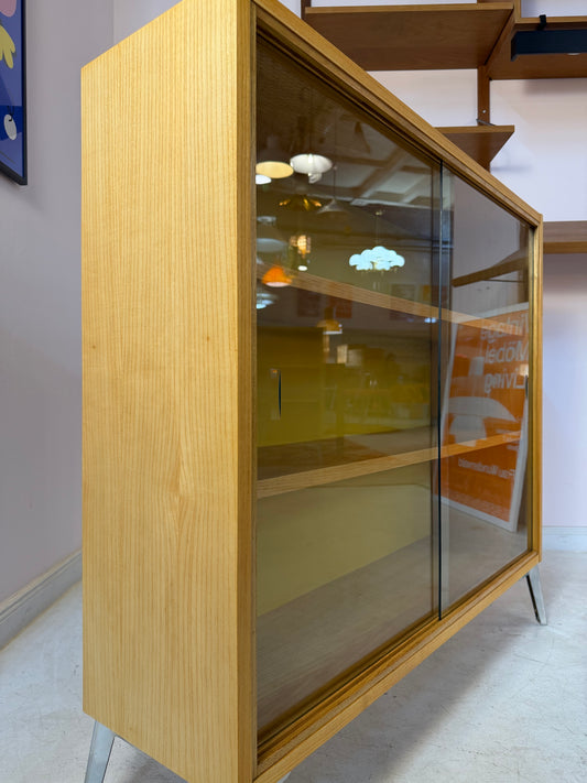 Vitrine Esche mit gelber Rückwand & neuen Chromfüßen von Hellerau