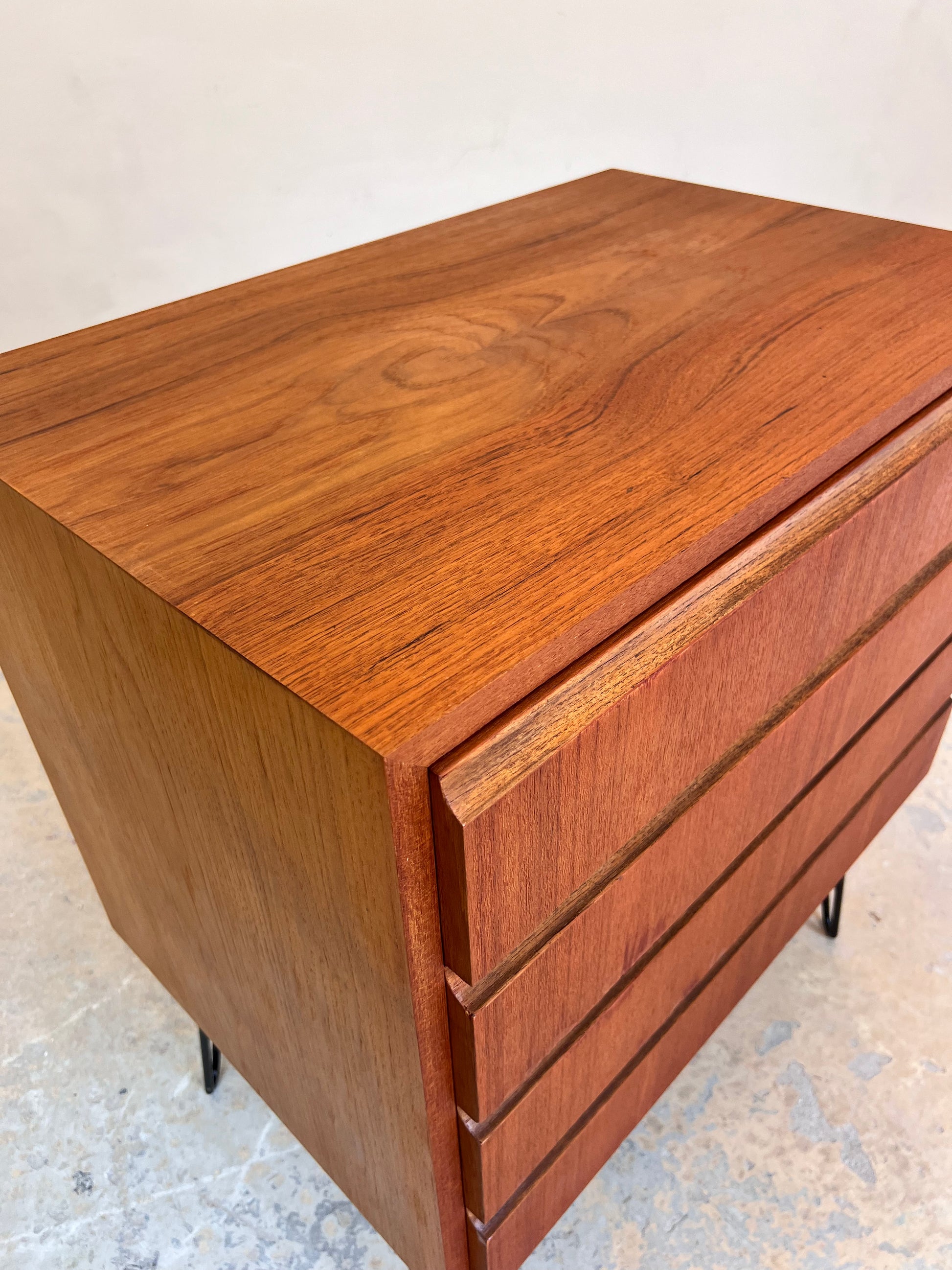 Kommode Teak auf Hairpinlegs von IDEE Möbel