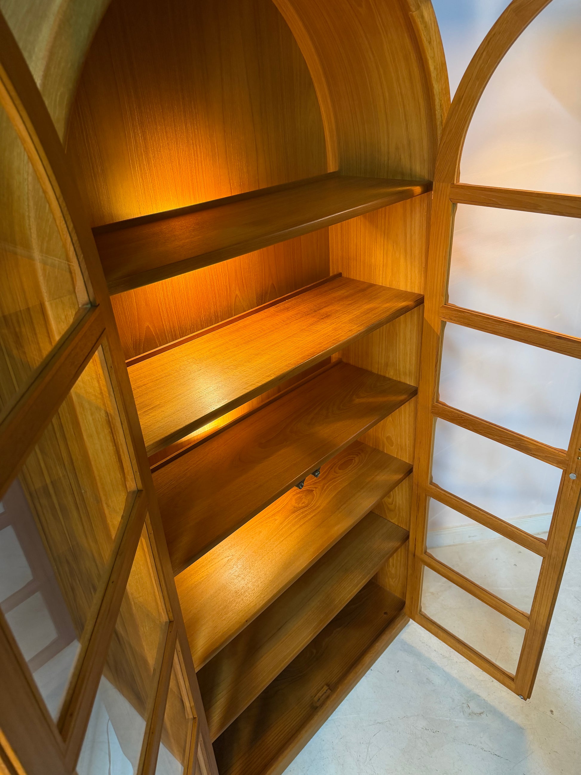 Rundbogen Vitrine Teak von Dyrlund