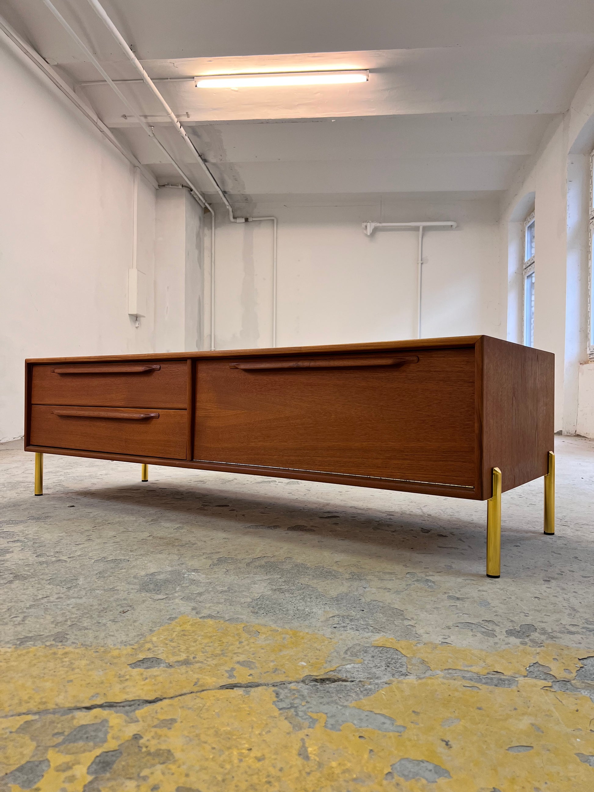 Lowboard Teak mit neuen Metallbeinen von rt Möbel