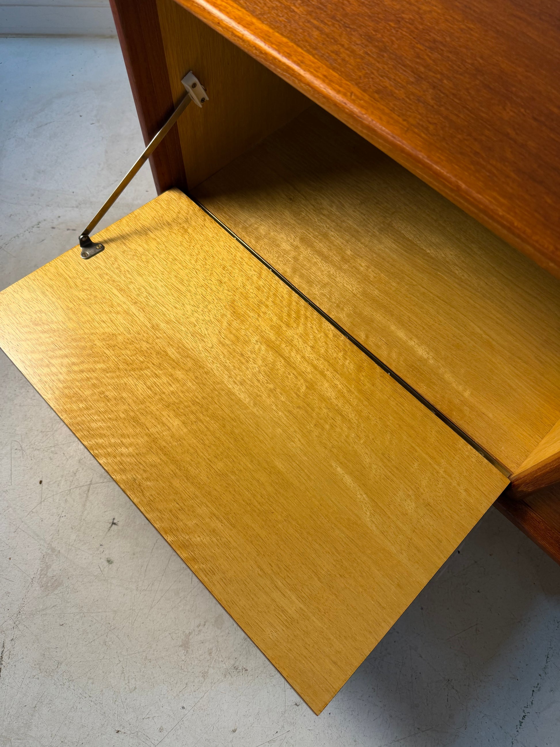 Kleines Lowboard Teak mit neuen Füßen von Riestenpatt