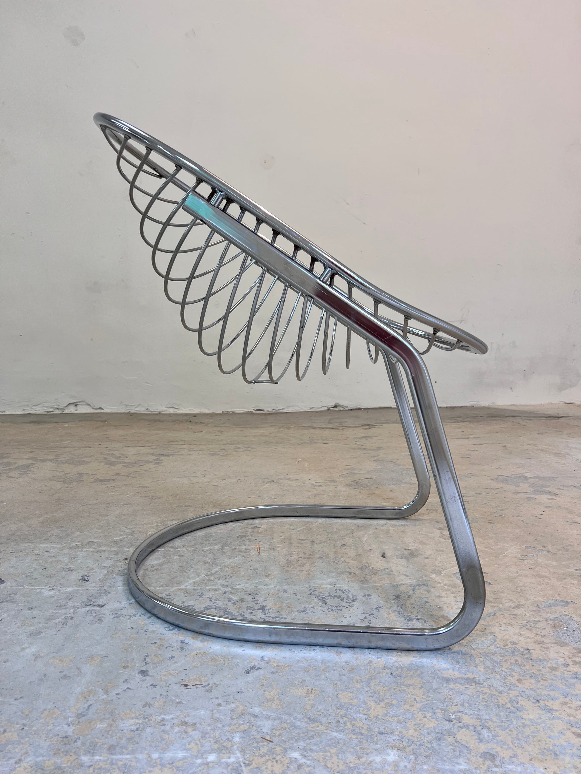 Freischwinger Modell Egg Chair mit Fell von Gastone Rinaldi