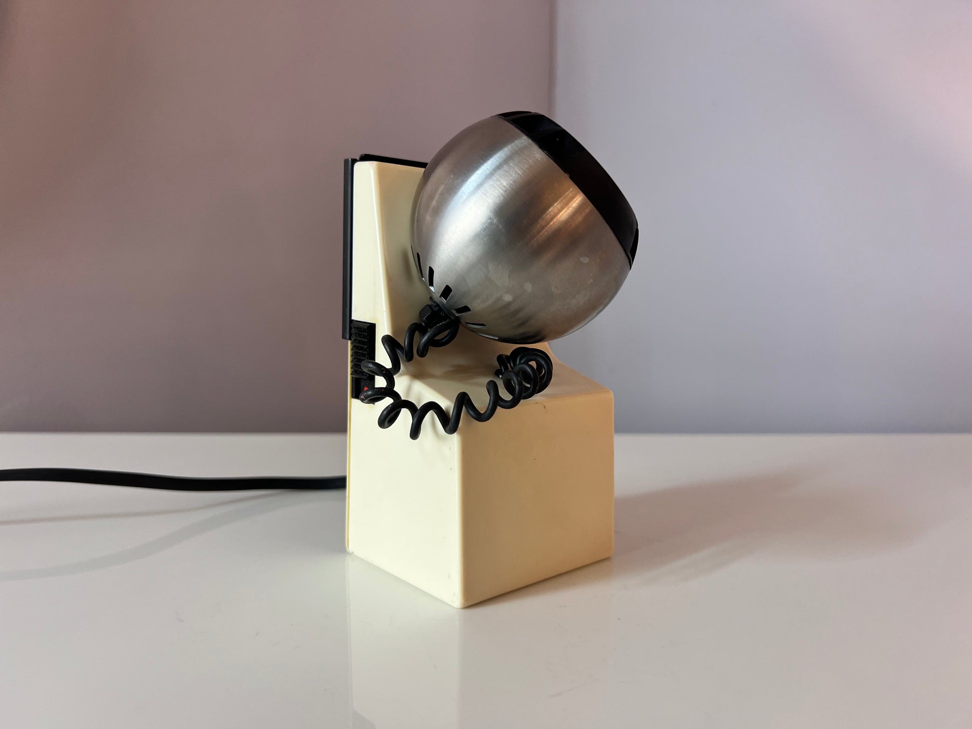 Tischlampe weiß silber mit Kugelkopf von Osram