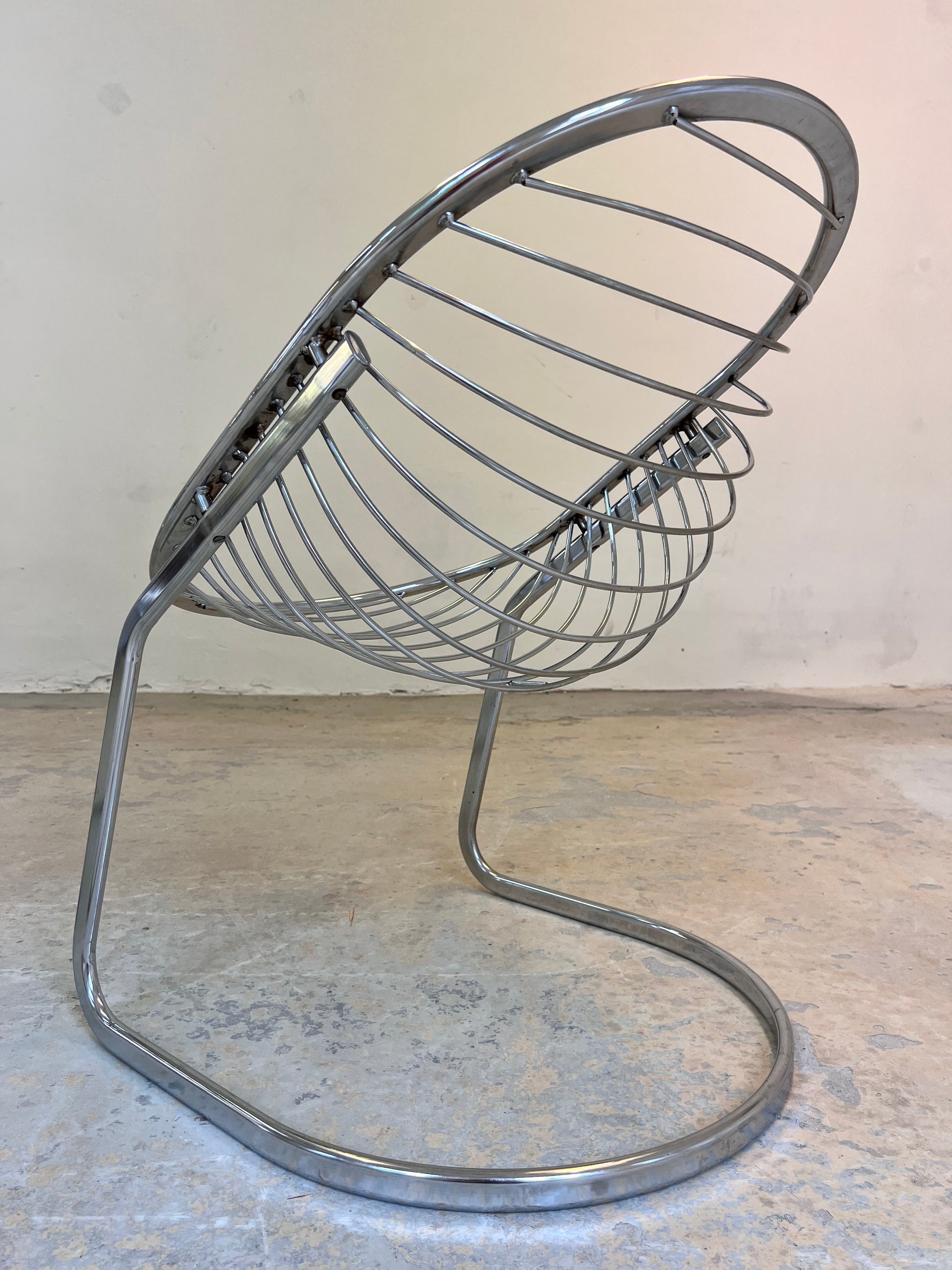 Freischwinger Modell Egg Chair mit Fell von Gastone Rinaldi