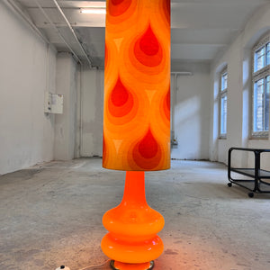 Stehlampe orange mit leuchtendem Glasfuß und 70er Schirm von Pako