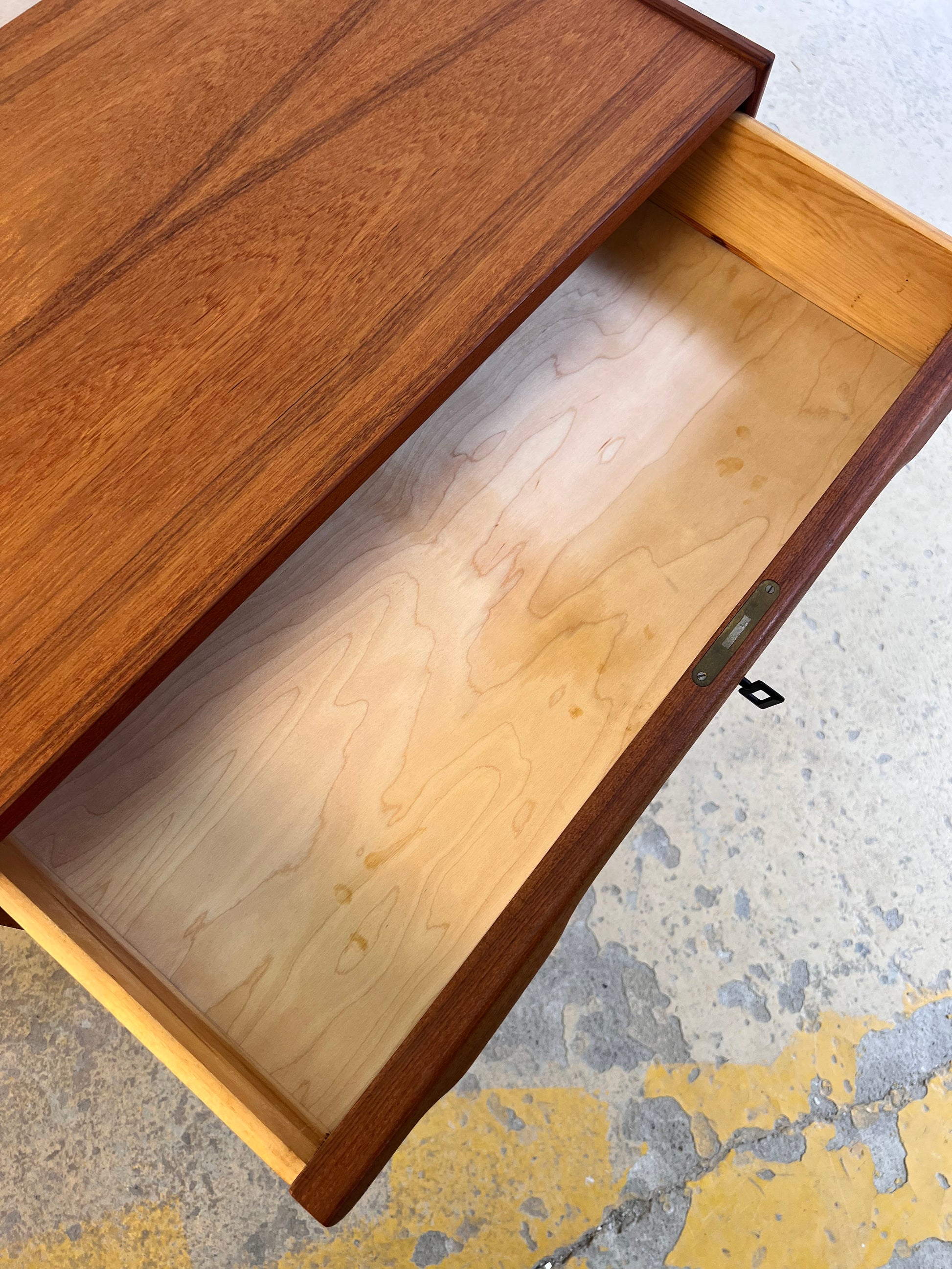 Kommode Teak mit Holz- & Messinggriffen aus Dänemark