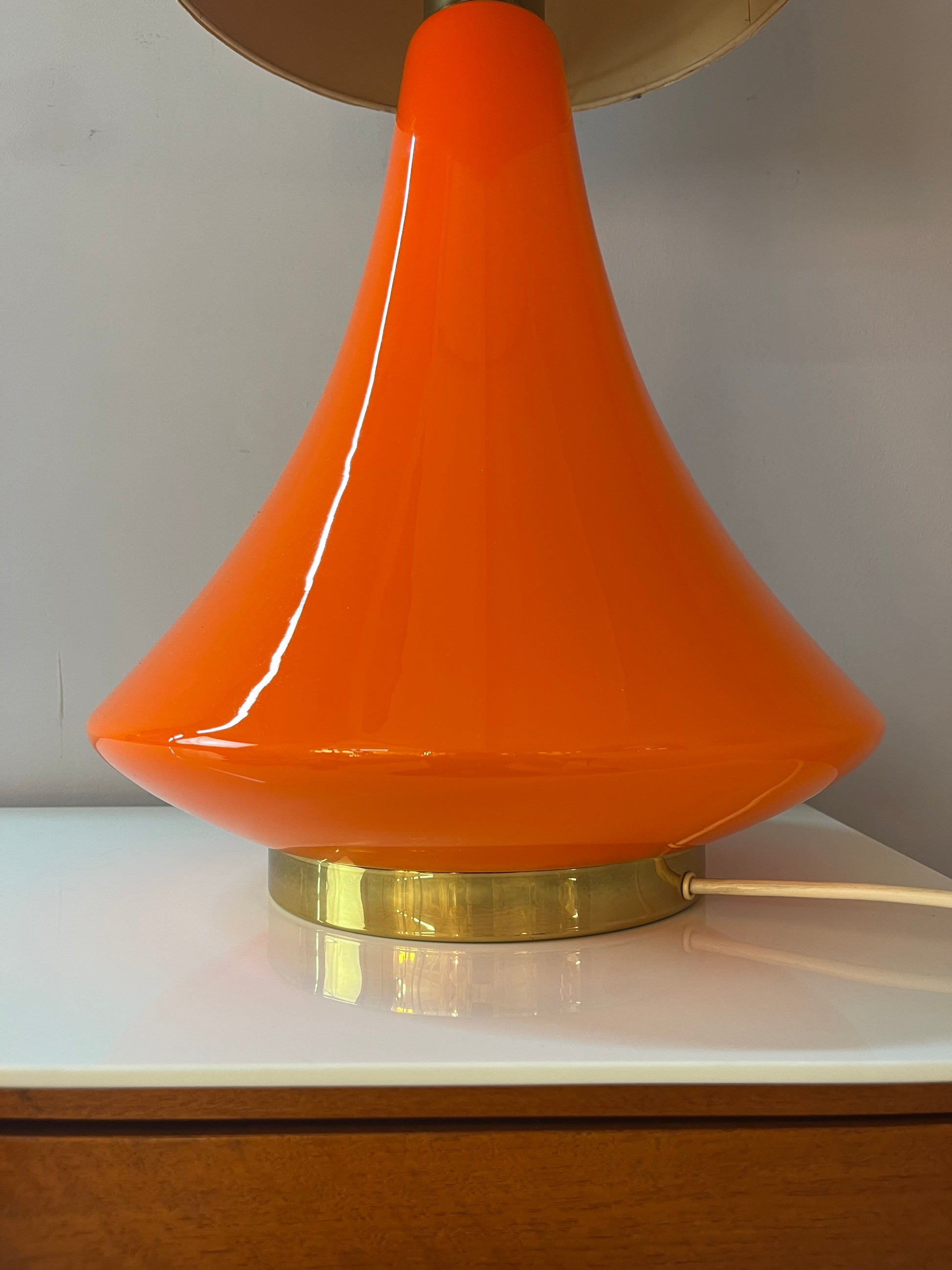 Bodenlampe orange Glas mit leuchtendem Fuß