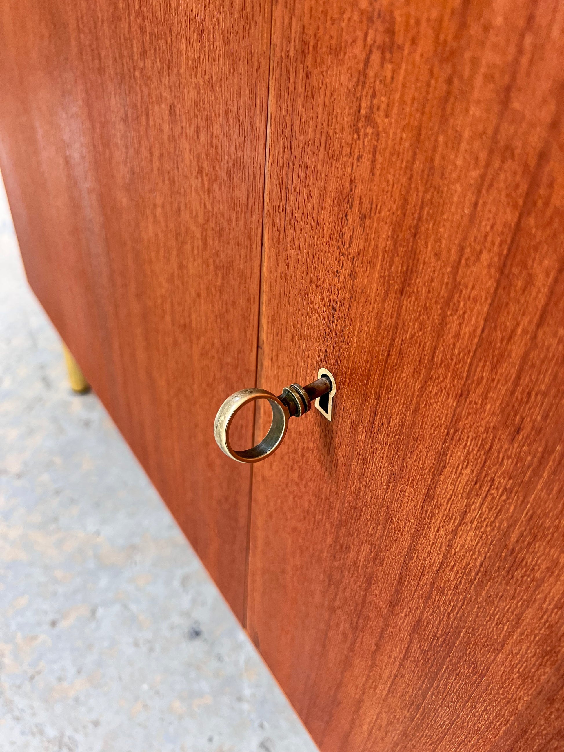 Kommode Teak mit Schranktüren & Schloss von IDEE Möbel