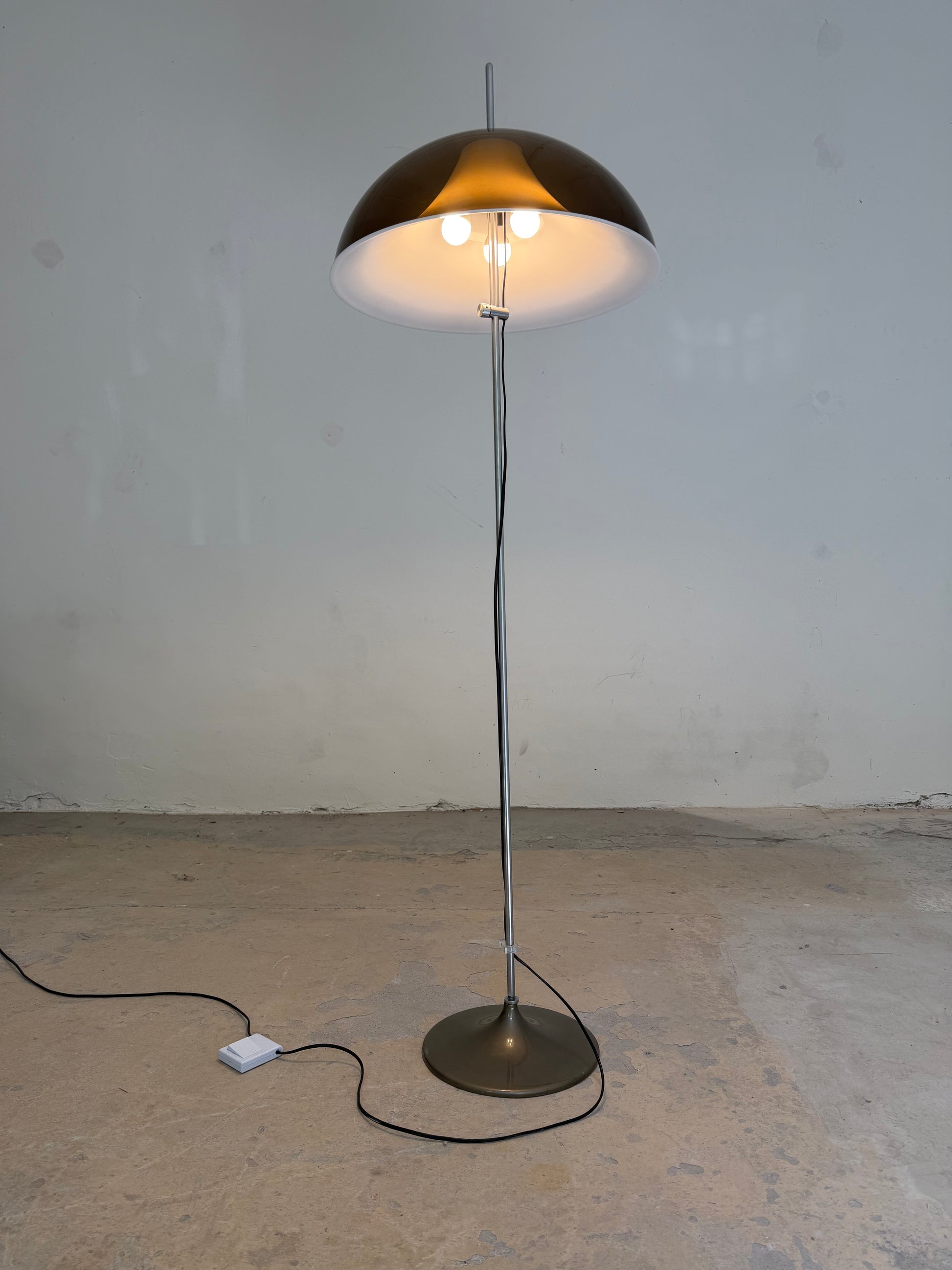 Stehlampe braun weiß Acryl Chrom von Elio Martinelli