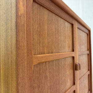 Schrank Teak mit neuen Chromfüßen aus Dänemark