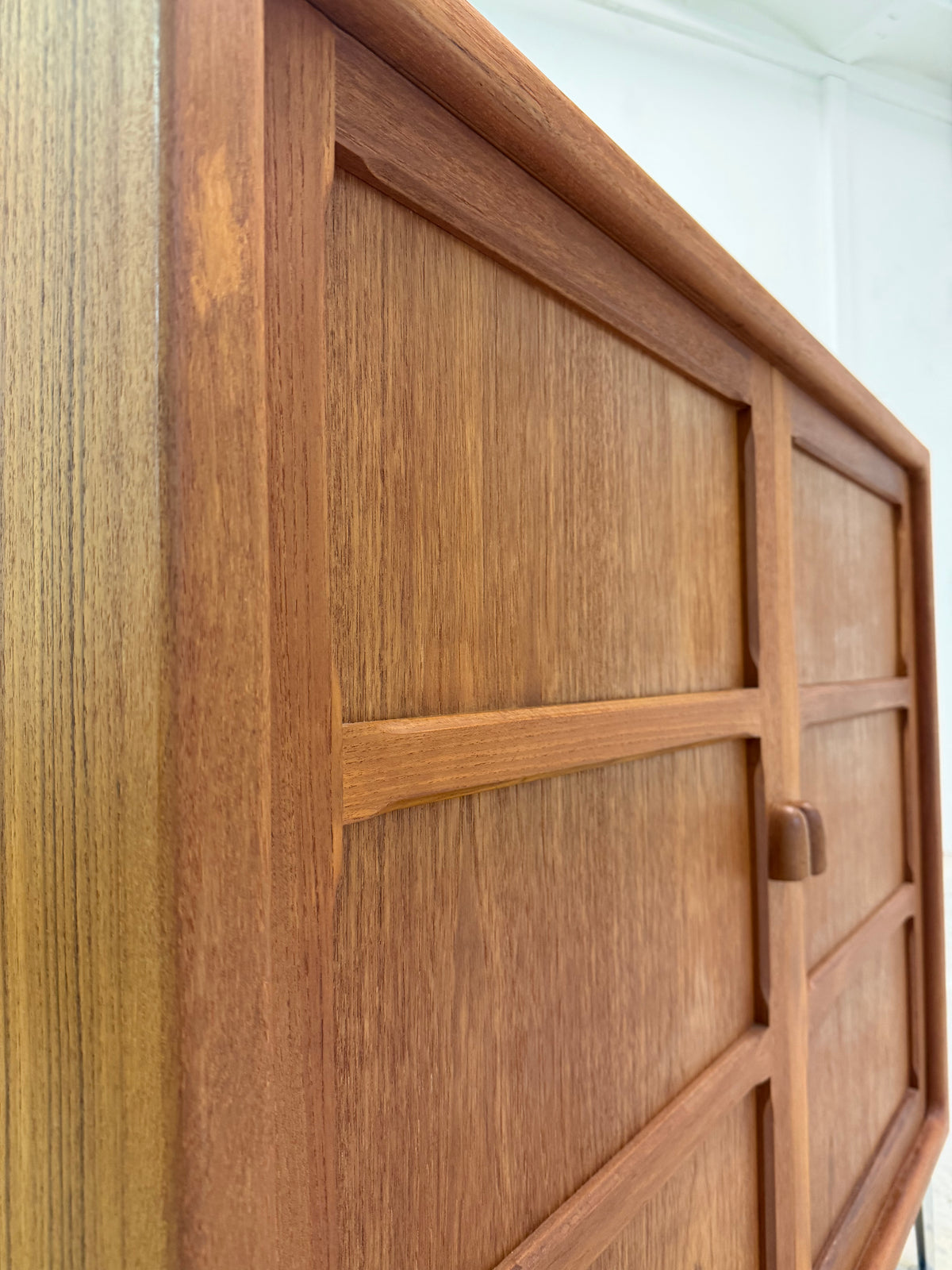 Schrank Teak mit neuen Chromfüßen aus Dänemark