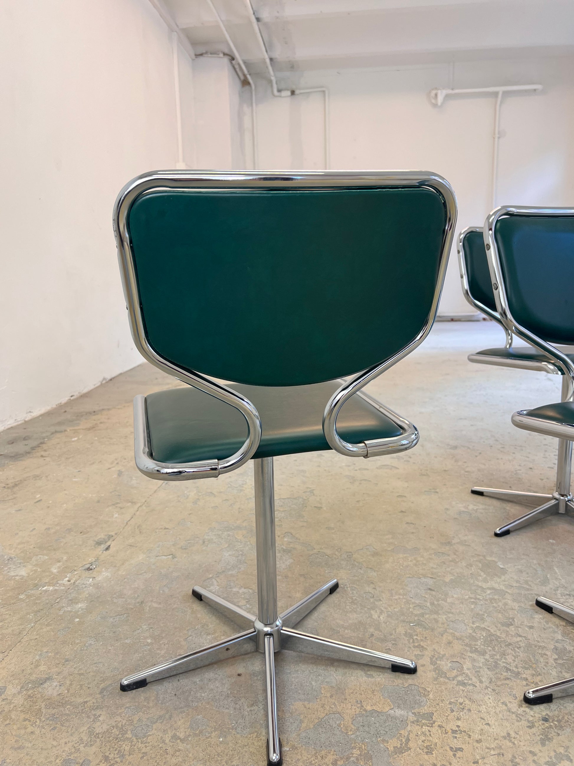 Drehbarer Polsterstuhl grün Kunstleder Chrom