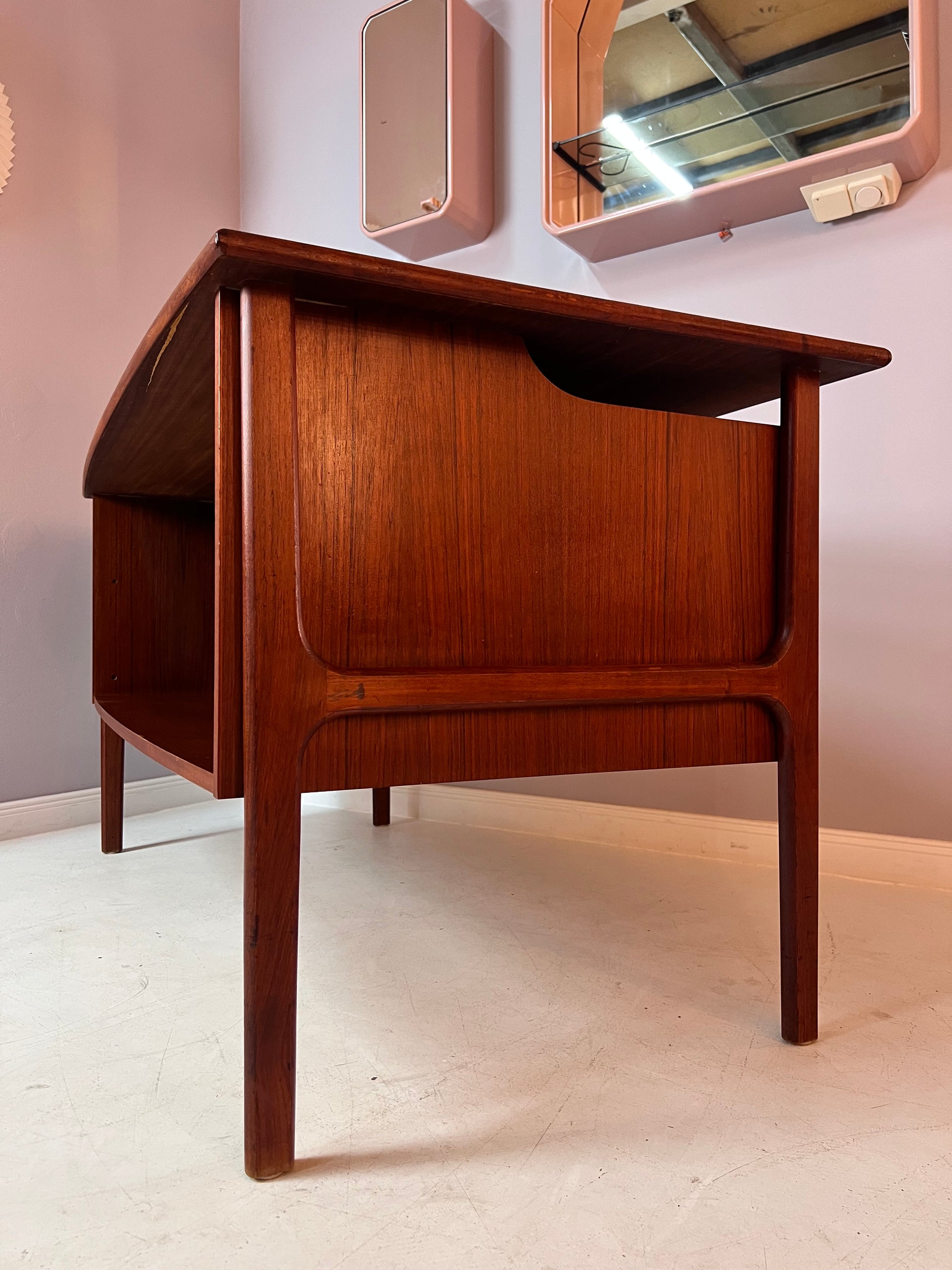 Schreibtisch „Boomerang“ Teak von IMHA Möbel