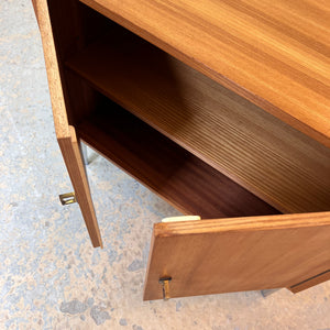 Schrank Esche mit neuen Chromfüßen