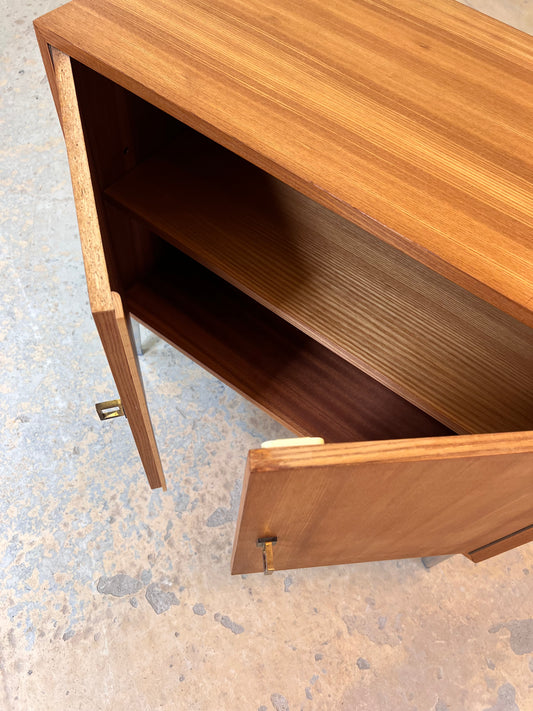 Schrank Esche mit neuen Chromfüßen