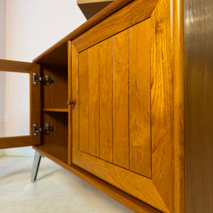 Kleiner Schrank mit Vitrine und Tür rechts von Dyrlund
