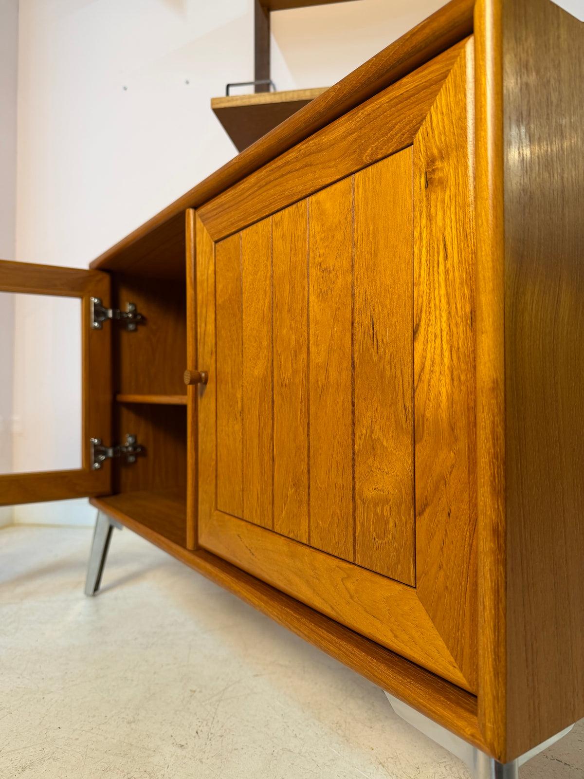 Kleiner Schrank mit Vitrine und Tür rechts von Dyrlund