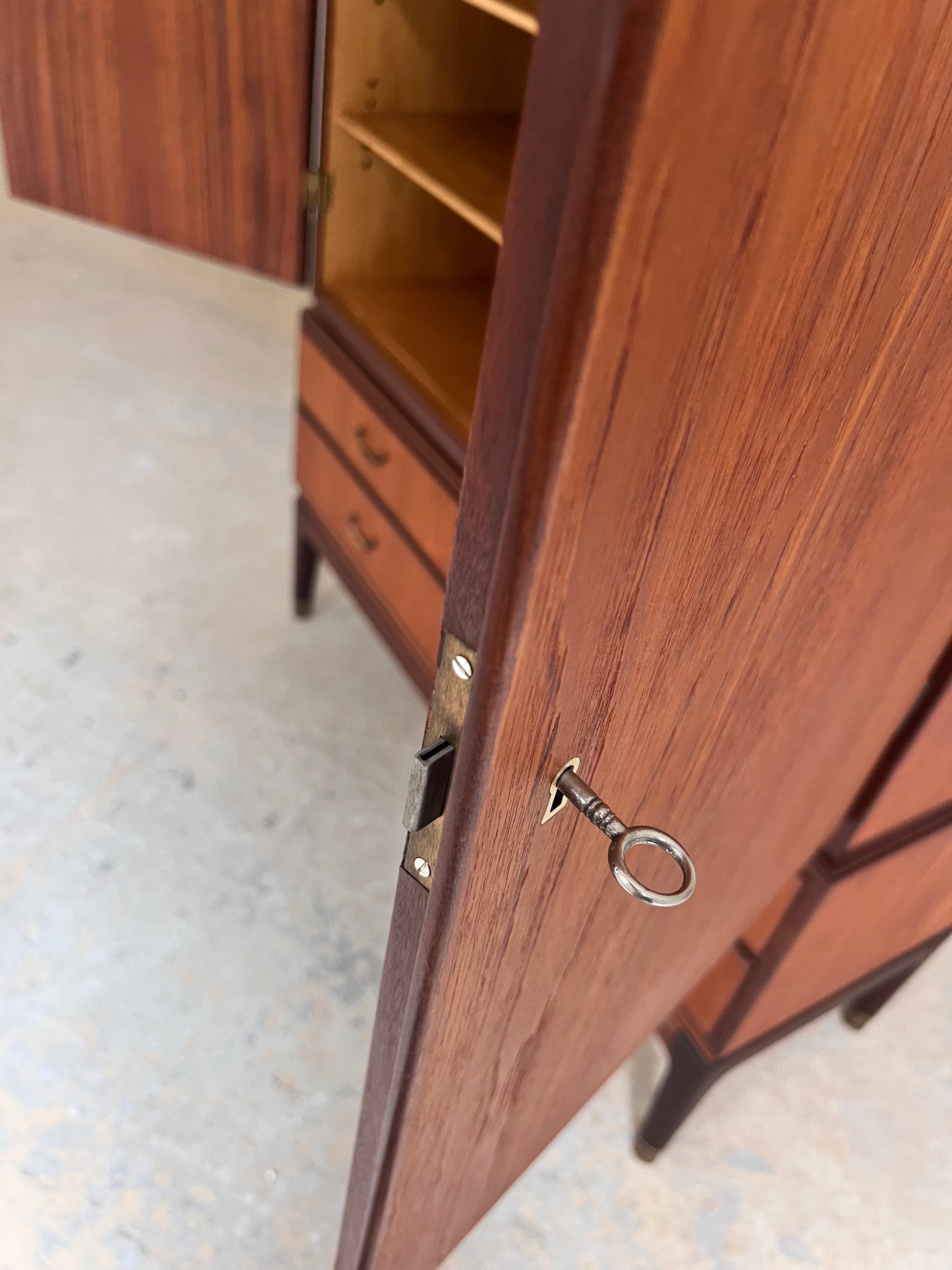 Büroschrank Teak mit Schloss aus Dänemark