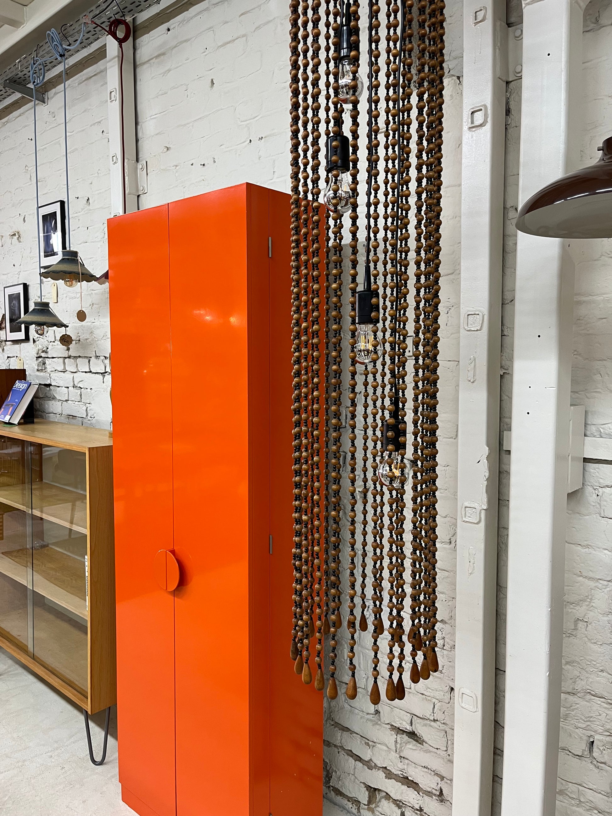 Kaskadenleuchte Modell 887 mit Holzperlen von Temde