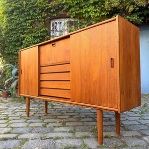 Highboard Teak mit Klappfach & Schiebetüren auf Dänemark