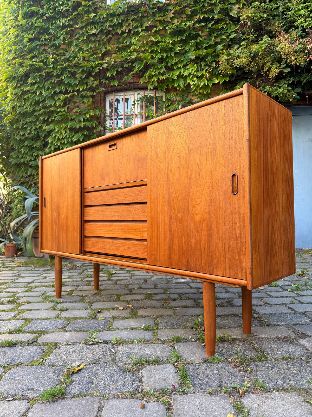 Highboard Teak mit Klappfach & Schiebetüren auf Dänemark