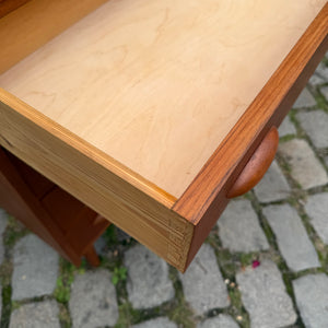 Kommode Teak mit Muschelgriffen & Schloss aus Dänemark