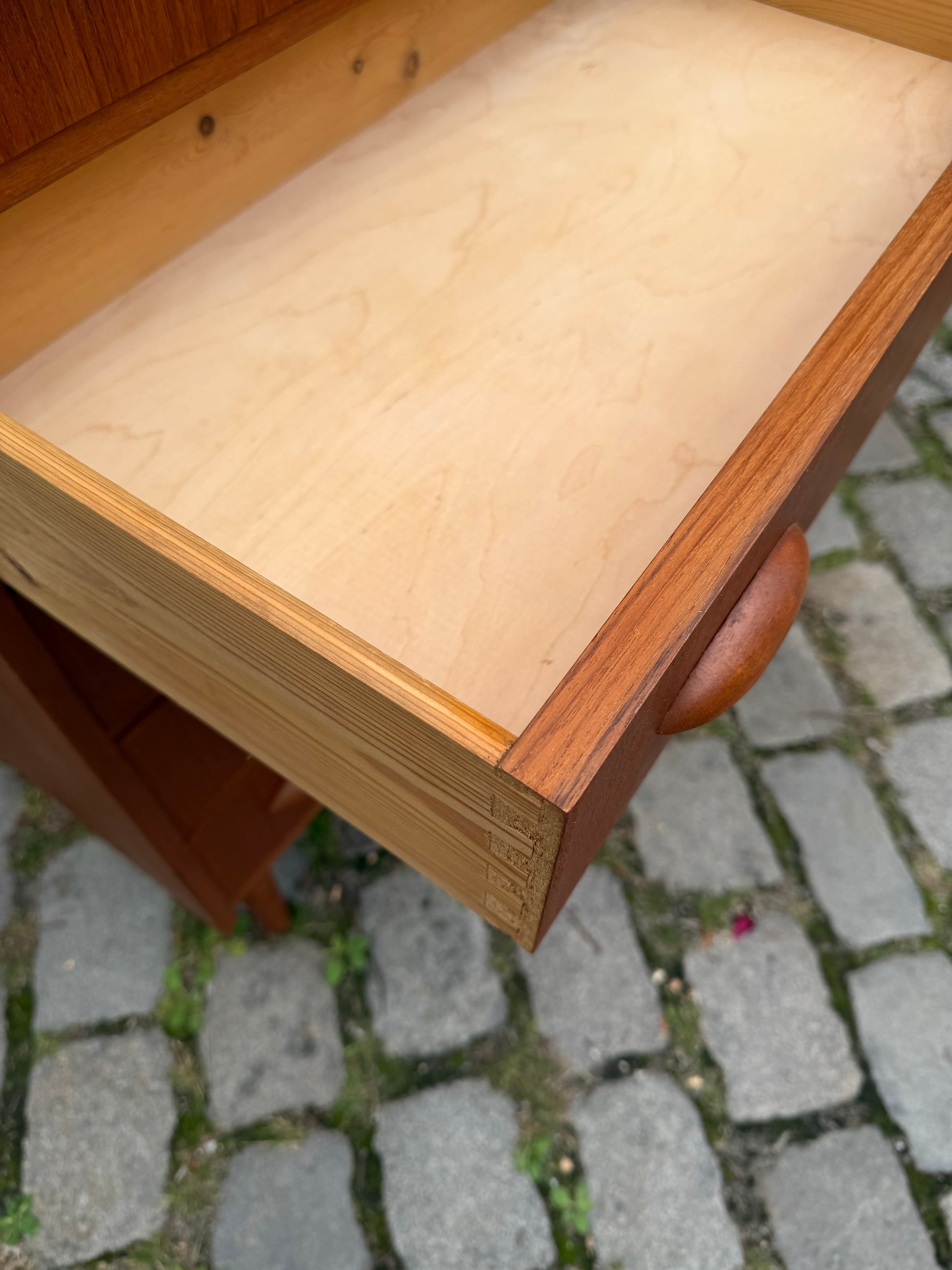 Kommode Teak mit Muschelgriffen & Schloss aus Dänemark