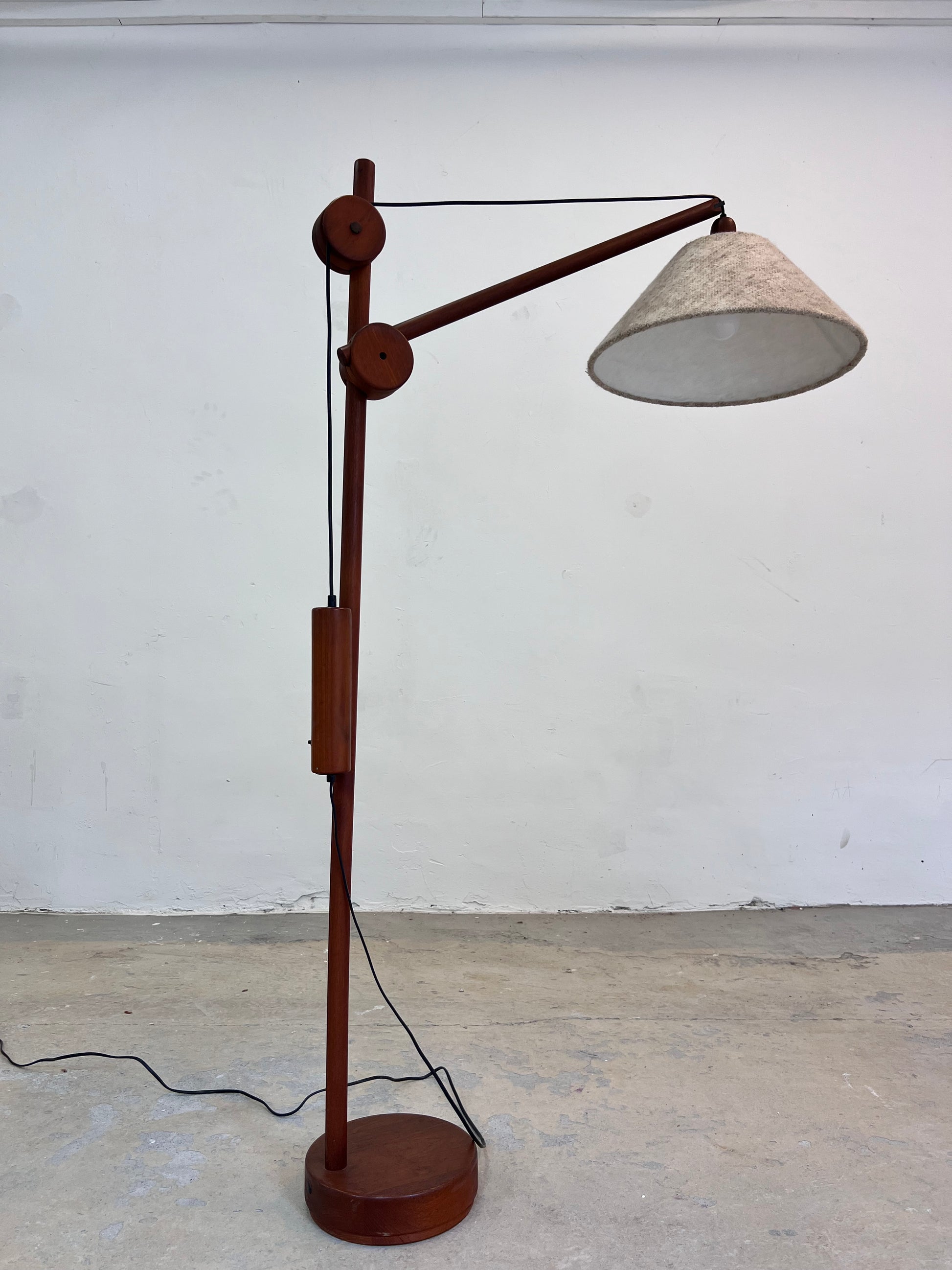 Stehlampe mit verstellbarem Arm & Gegengewicht aus Dänemark
