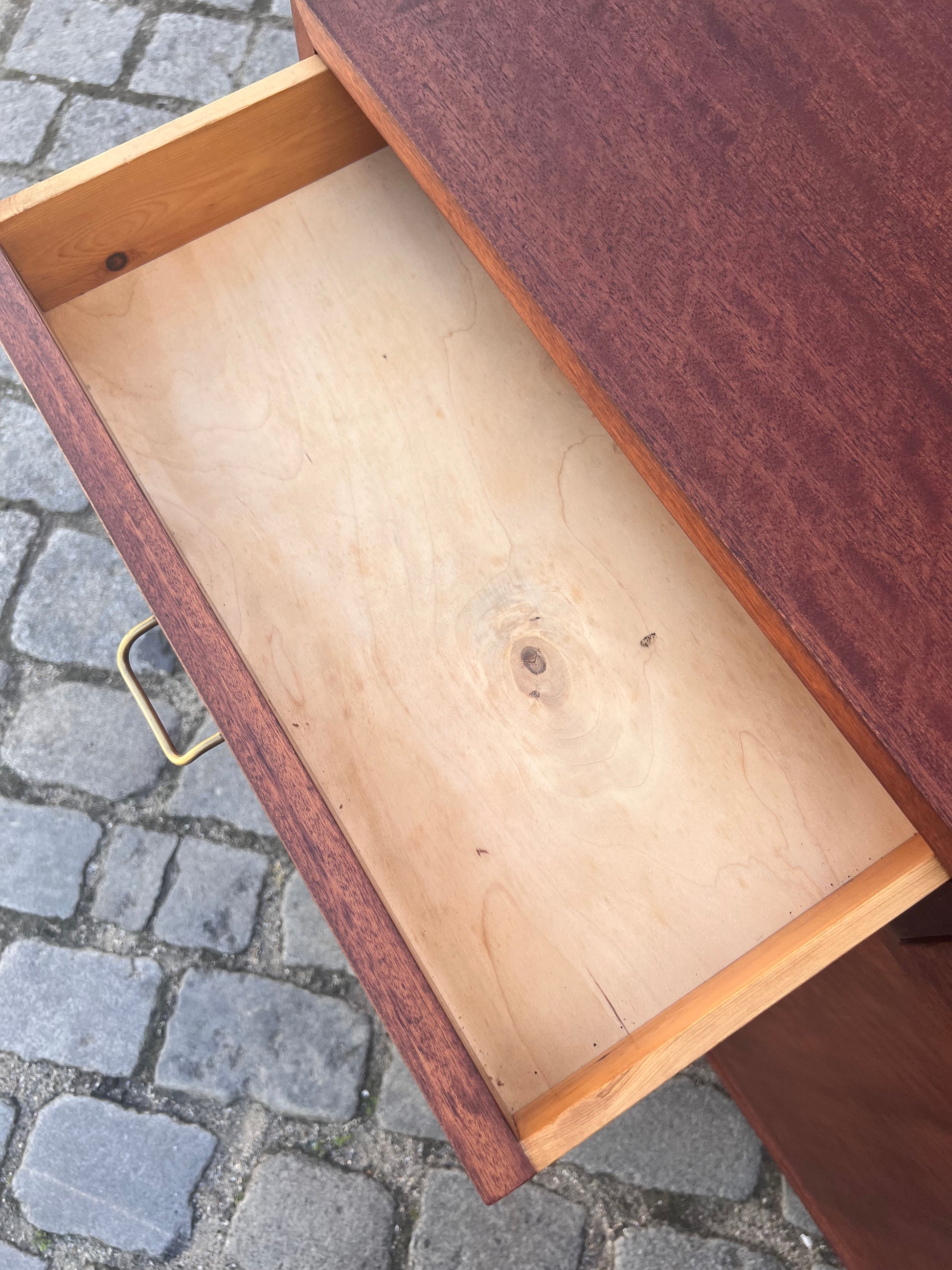 Schuhschrank Teak mit Messinggriffen aus Dänemark