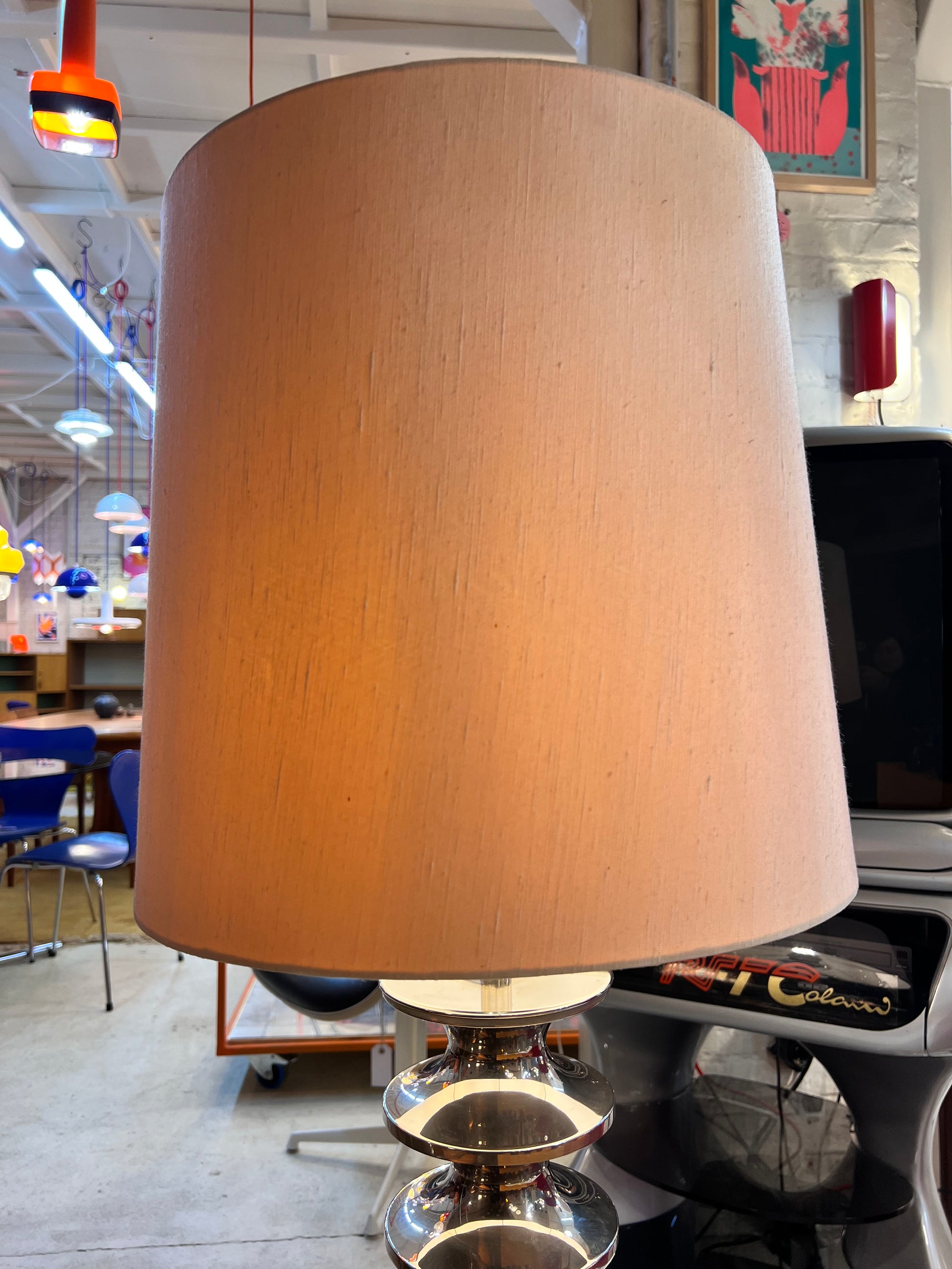 Space Age Tischlampe Metall mit Schirm aus Rohseide