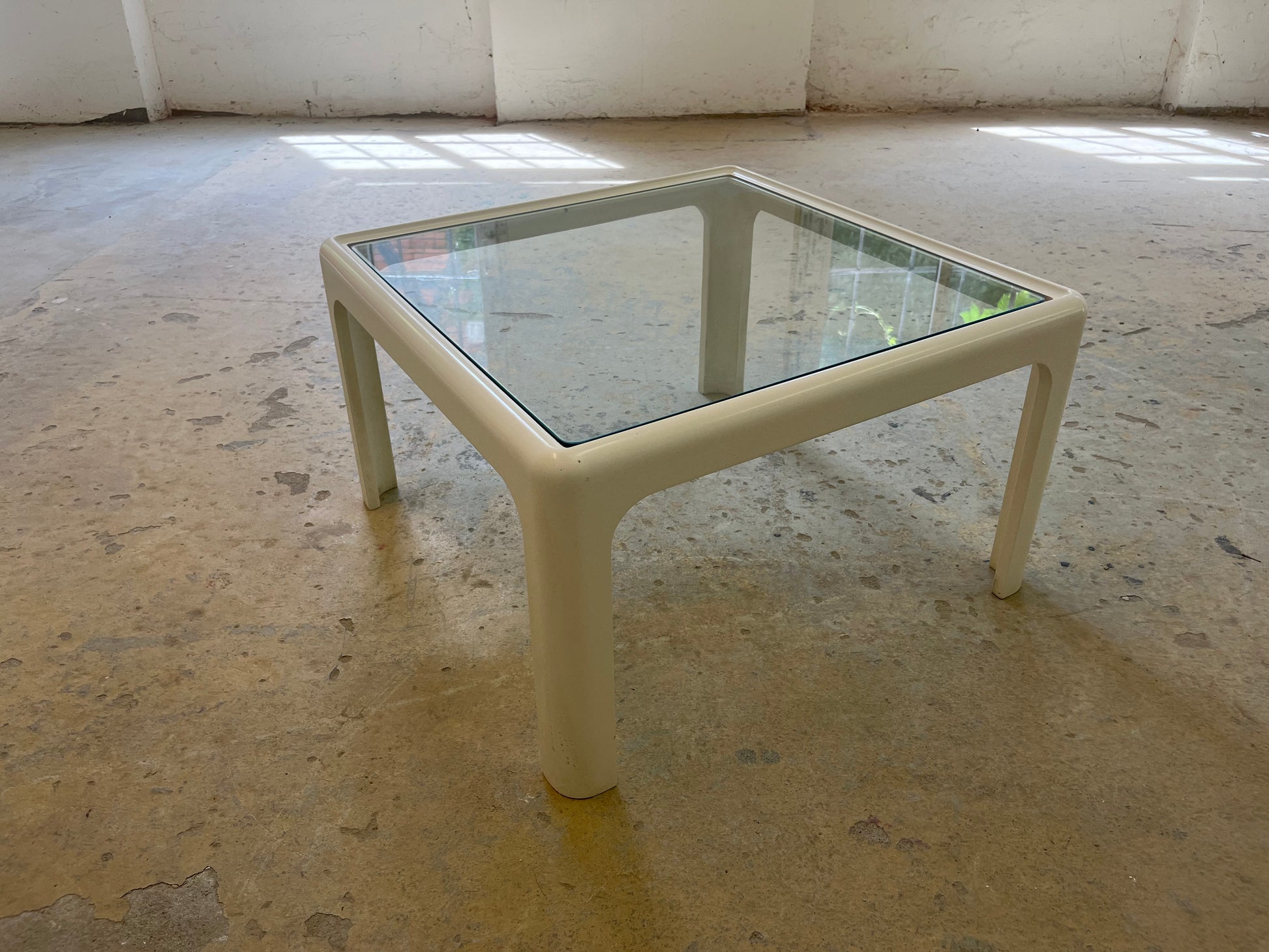 Quadratischer Couchtisch weiß Glas von Peter Ghyczy für Horn Collection
