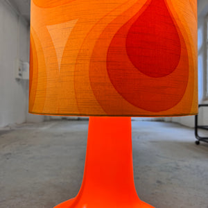 Stehlampe orange mit leuchtendem Glasfuß und 70er Schirm von Pako