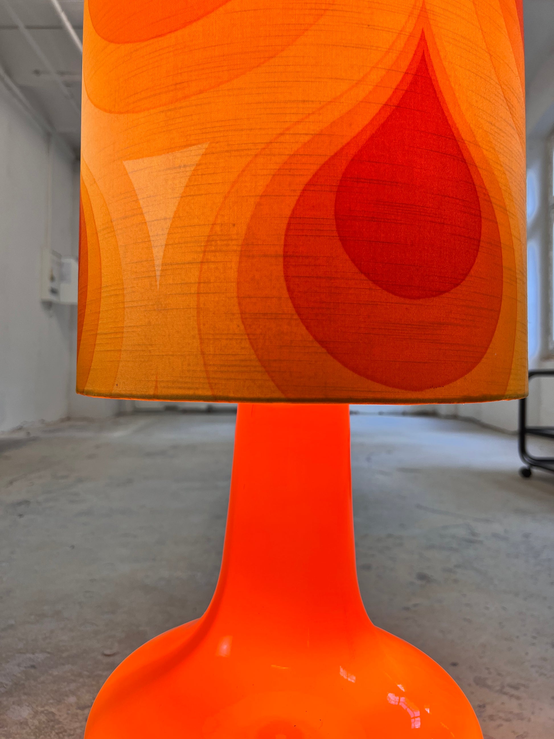 Stehlampe orange mit leuchtendem Glasfuß und 70er Schirm von Pako