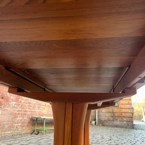 Ausziehbarer Esstisch Teak mit integriertem Fach für Platten