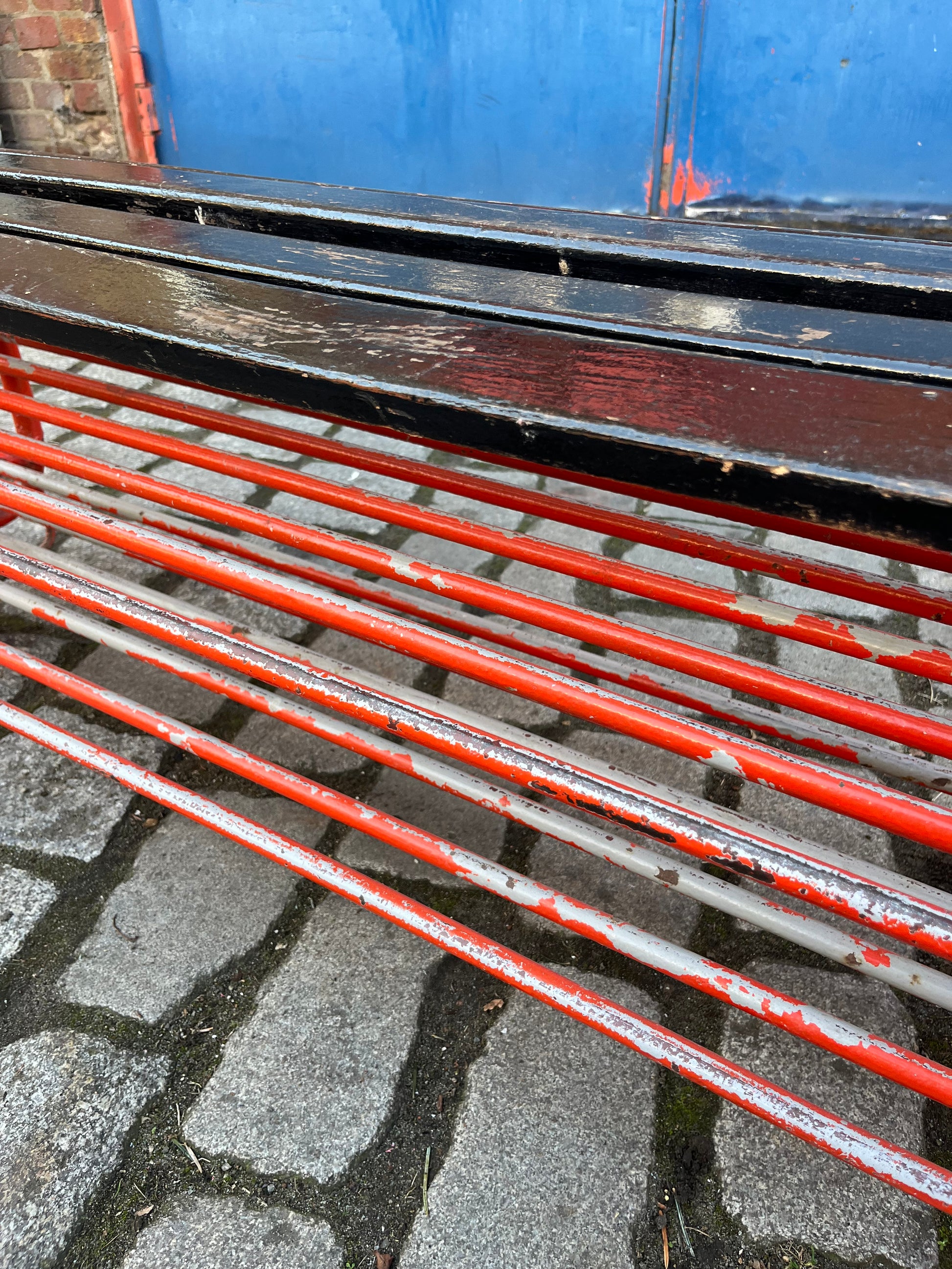 Bank mit Schuhablage orange schwarz aus Tschechien Industrial Design