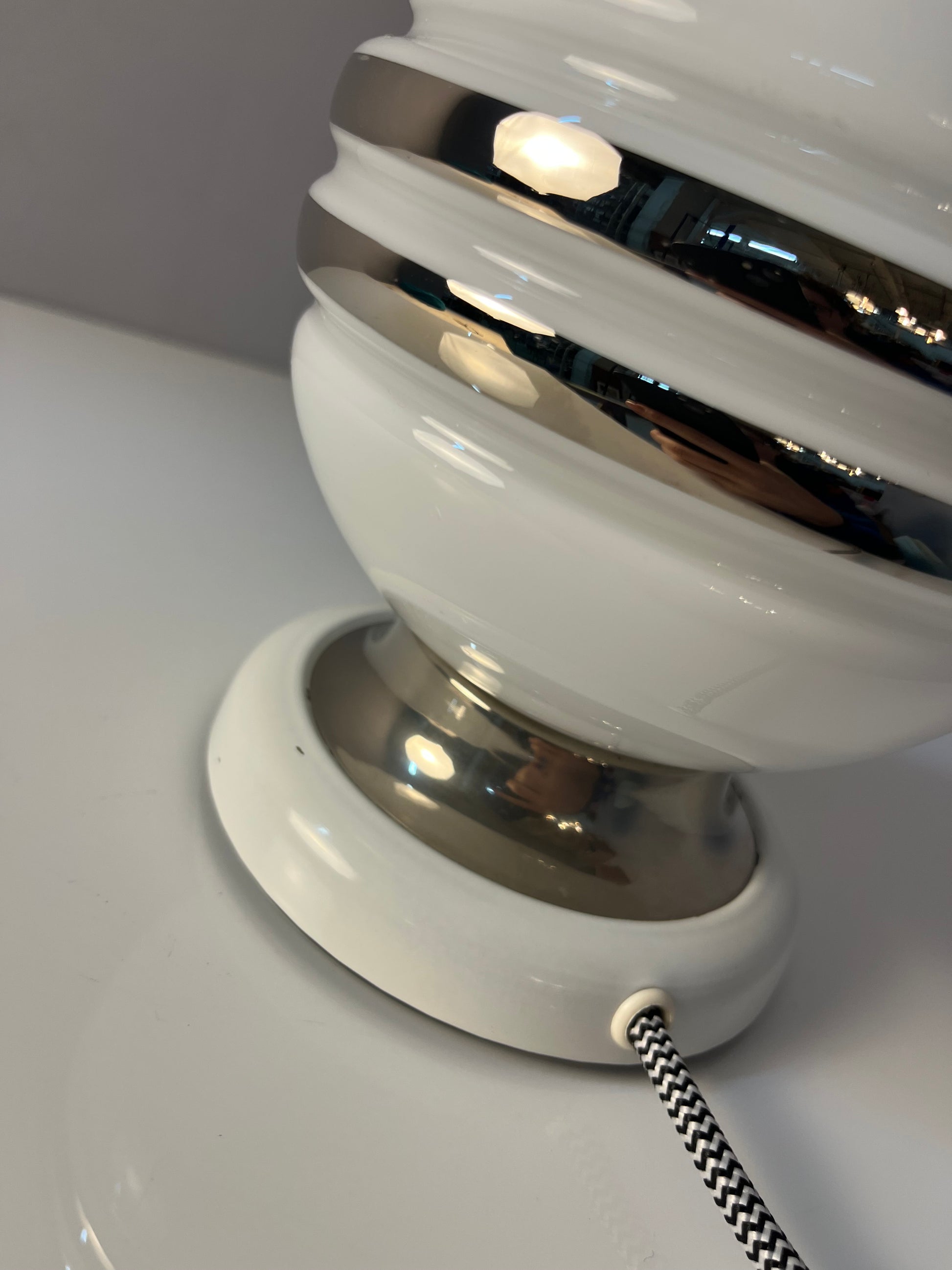 Kugel-Tischlampe weiß Chrom