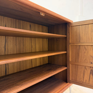 Schrank Teak mit neuen Chromfüßen aus Dänemark